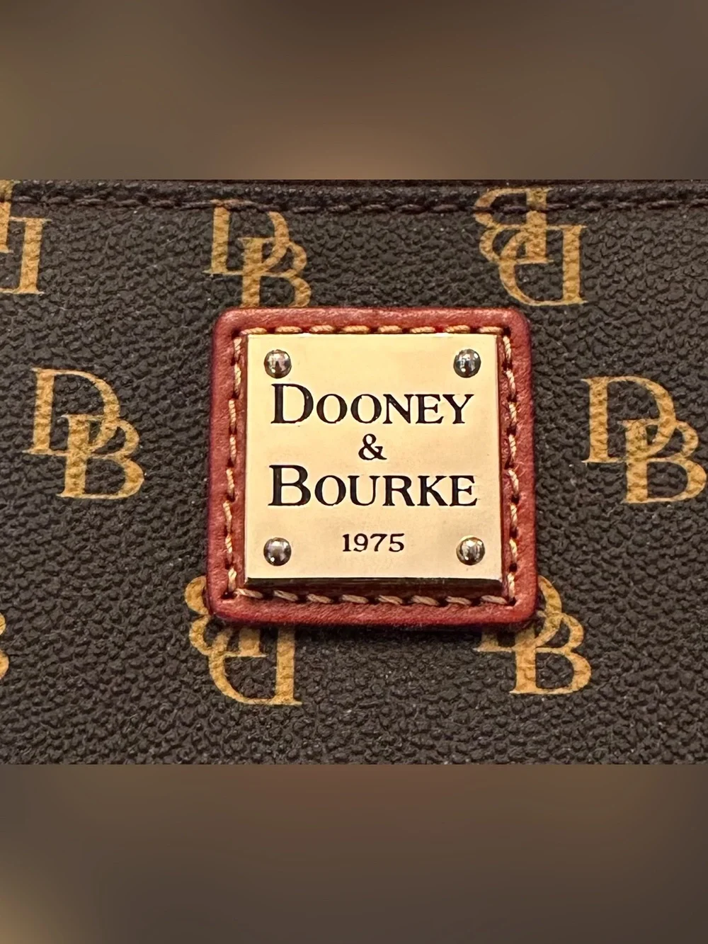 DOONEY & BOURKE SIGNATURE LOGO ZIP WALLET